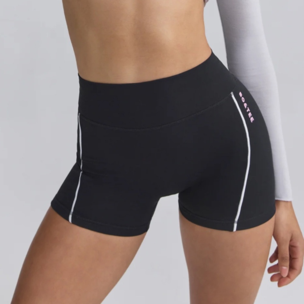 BO&TEE Soft Active Contrast-Trim Mini Shorts in Black